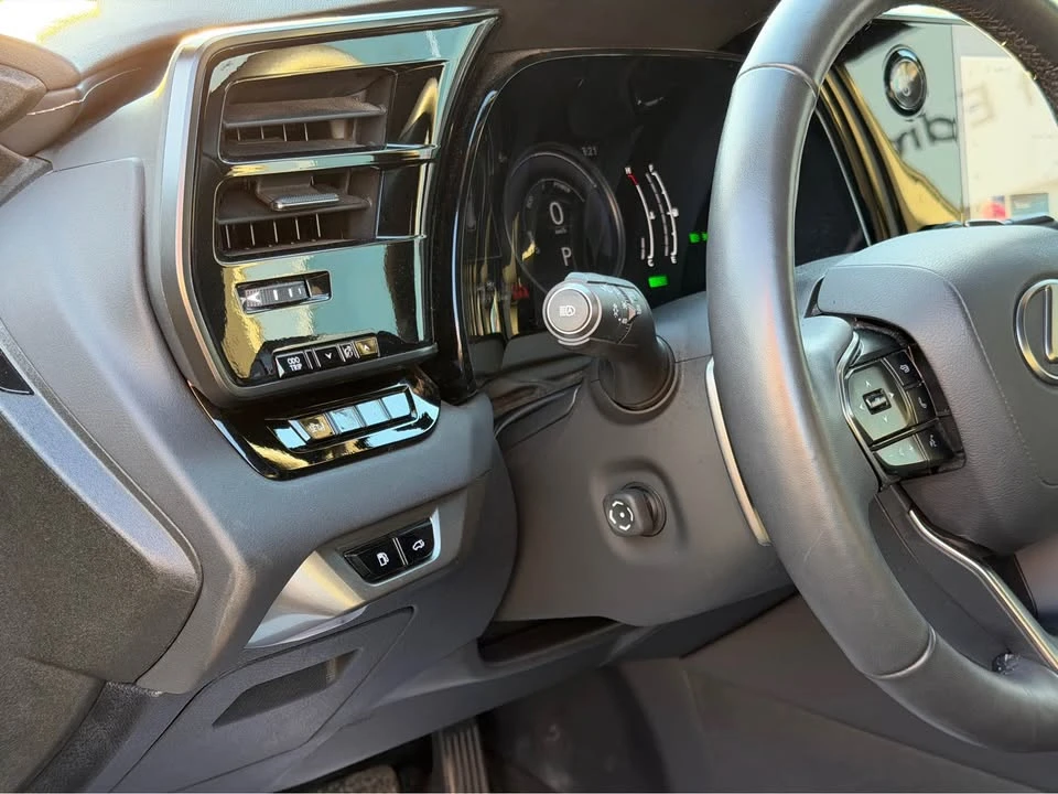 2023 Lexus RX 5th Gen - Image 11 of 16