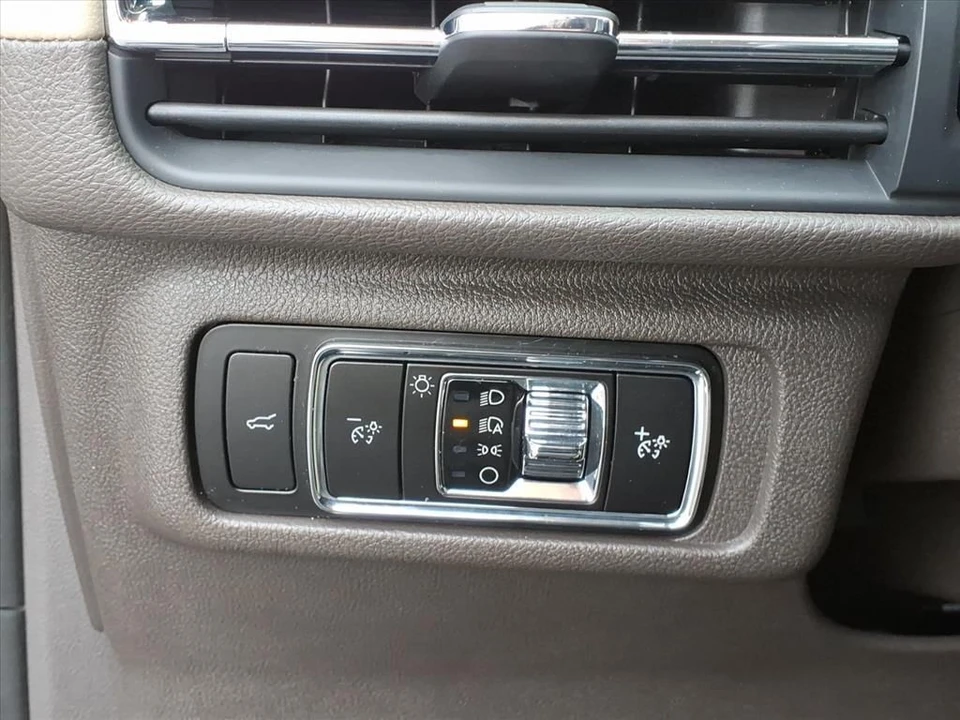 2023 Lincoln Corsair - Image 16 of 21