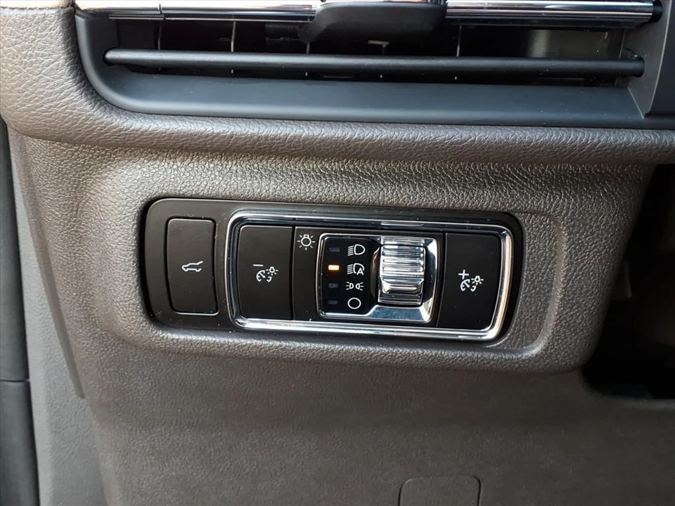 2023 Lincoln Corsair - Image 16 of 21