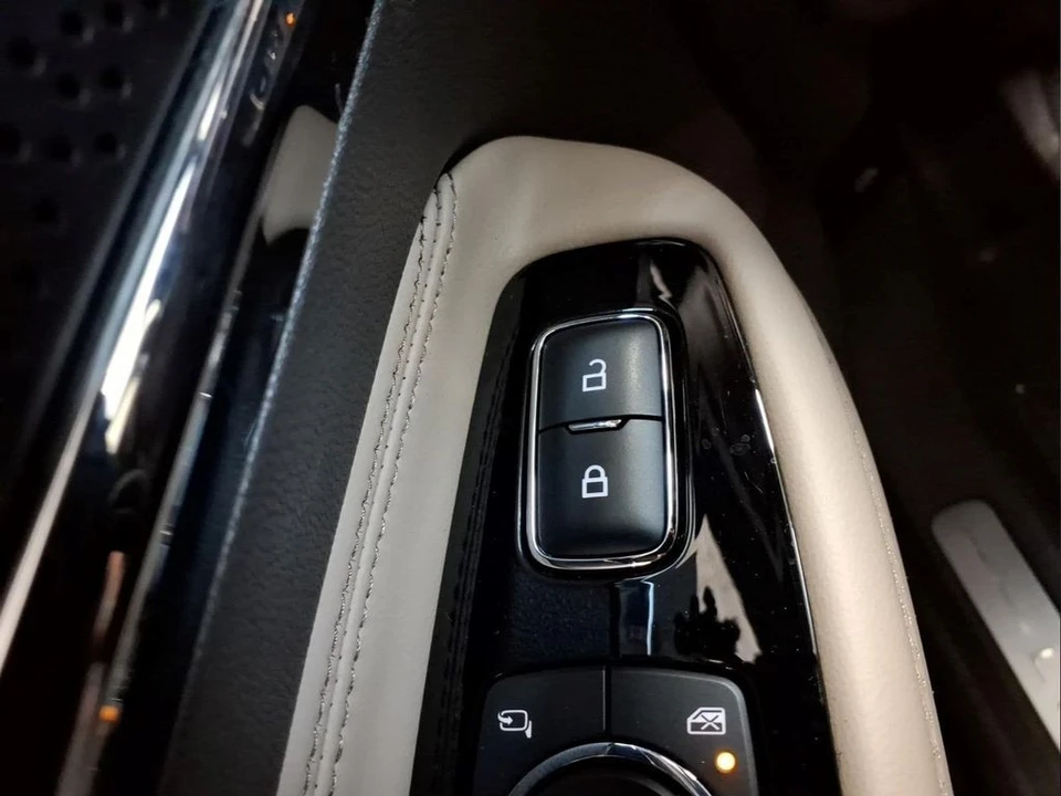 2023 Lincoln Corsair - Image 15 of 25