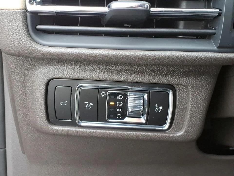 2023 Lincoln Corsair - Image 16 of 21