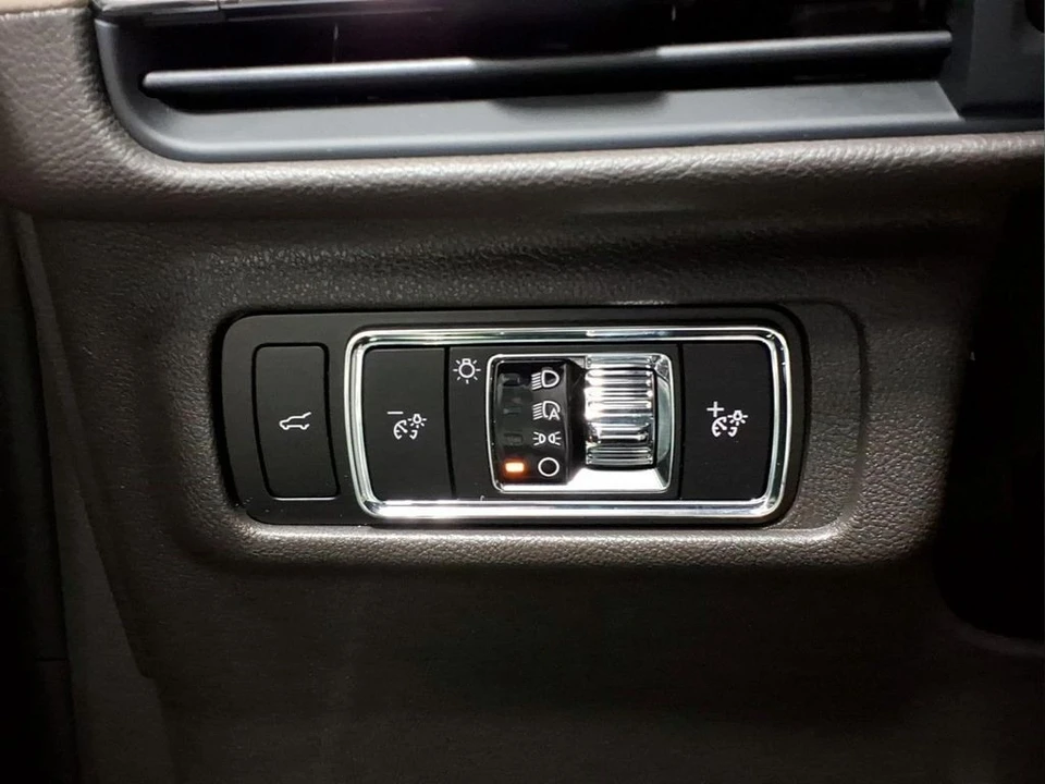 2023 Lincoln Corsair - Image 16 of 25