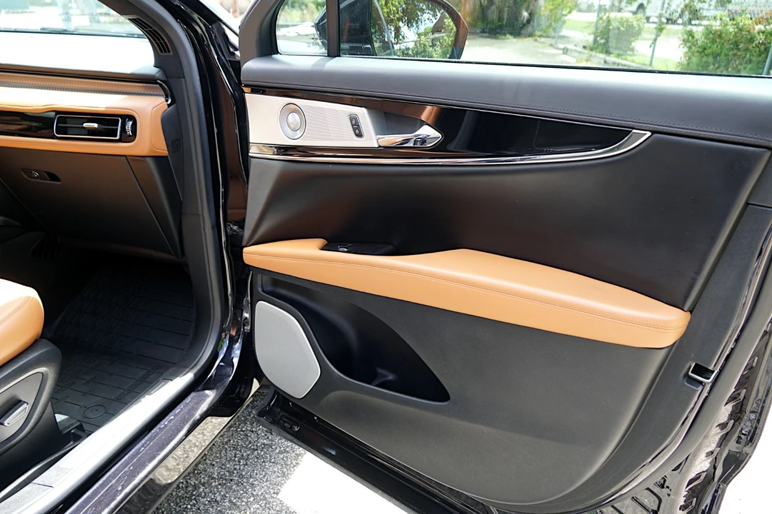 2023 Lincoln Nautilus - Image 25 of 31