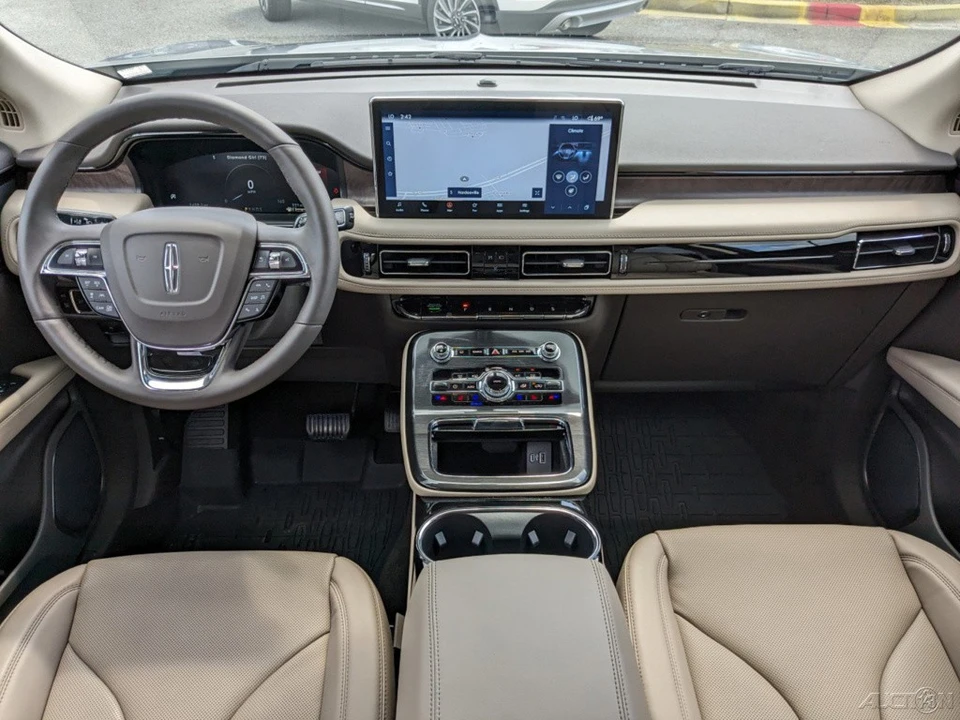 2023 Lincoln Nautilus - Image 17 of 21