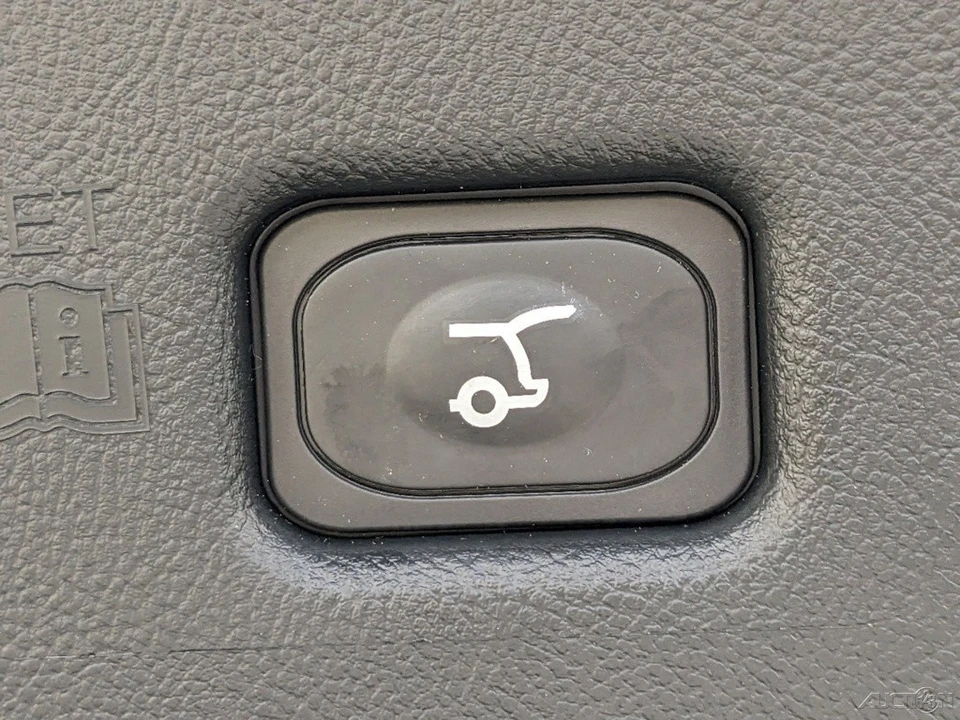 2023 Lincoln Nautilus - Image 15 of 21
