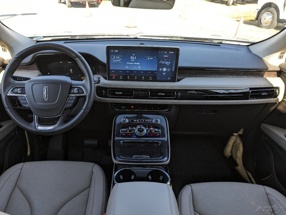 2023 Lincoln Nautilus - Image 17 of 21