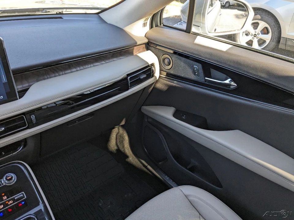 2023 Lincoln Nautilus - Image 19 of 21