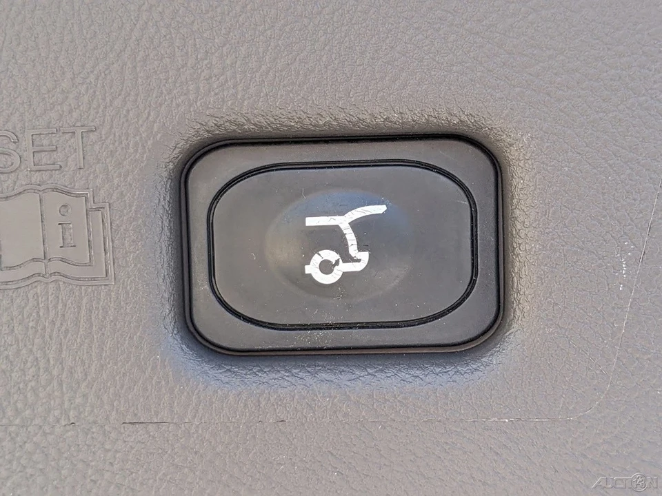 2023 Lincoln Nautilus - Image 15 of 21