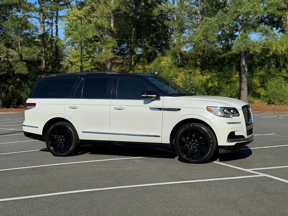 2023 Lincoln Navigator 4th Gen - Image 15 of 21