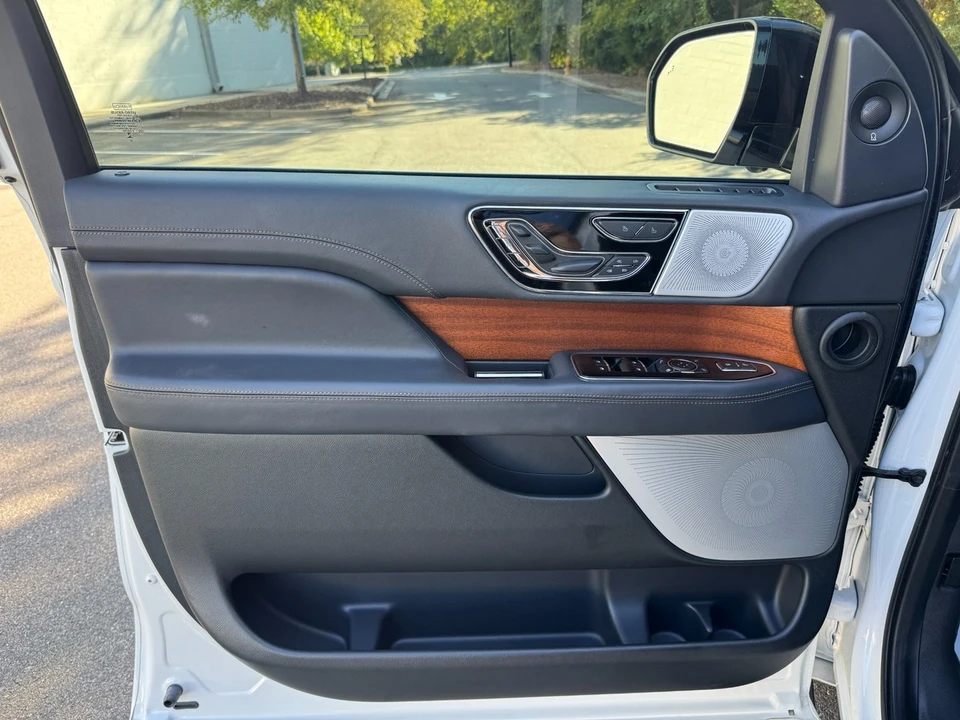 2023 Lincoln Navigator 4th Gen - Image 19 of 21