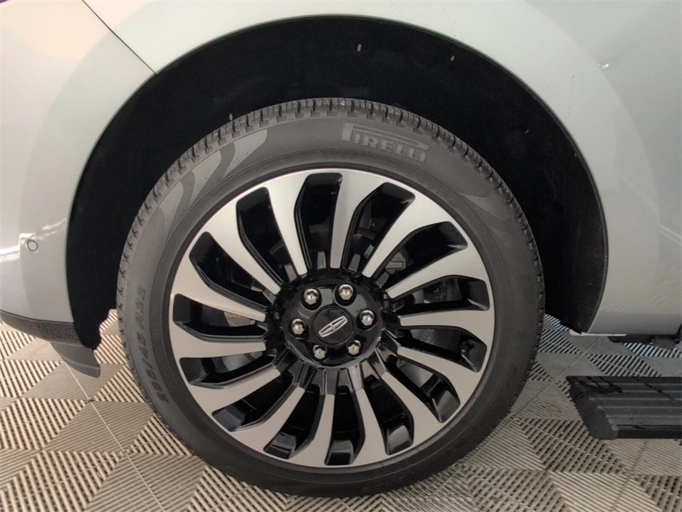 2023 Lincoln Navigator 4th Gen - Image 17 of 21
