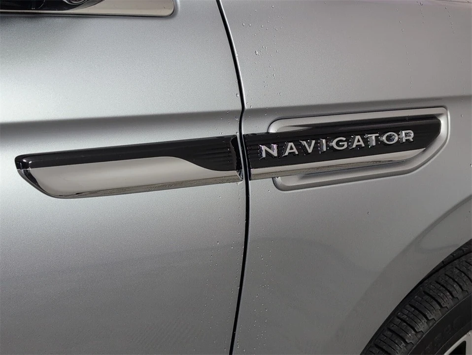 2023 Lincoln Navigator 4th Gen - Image 15 of 21