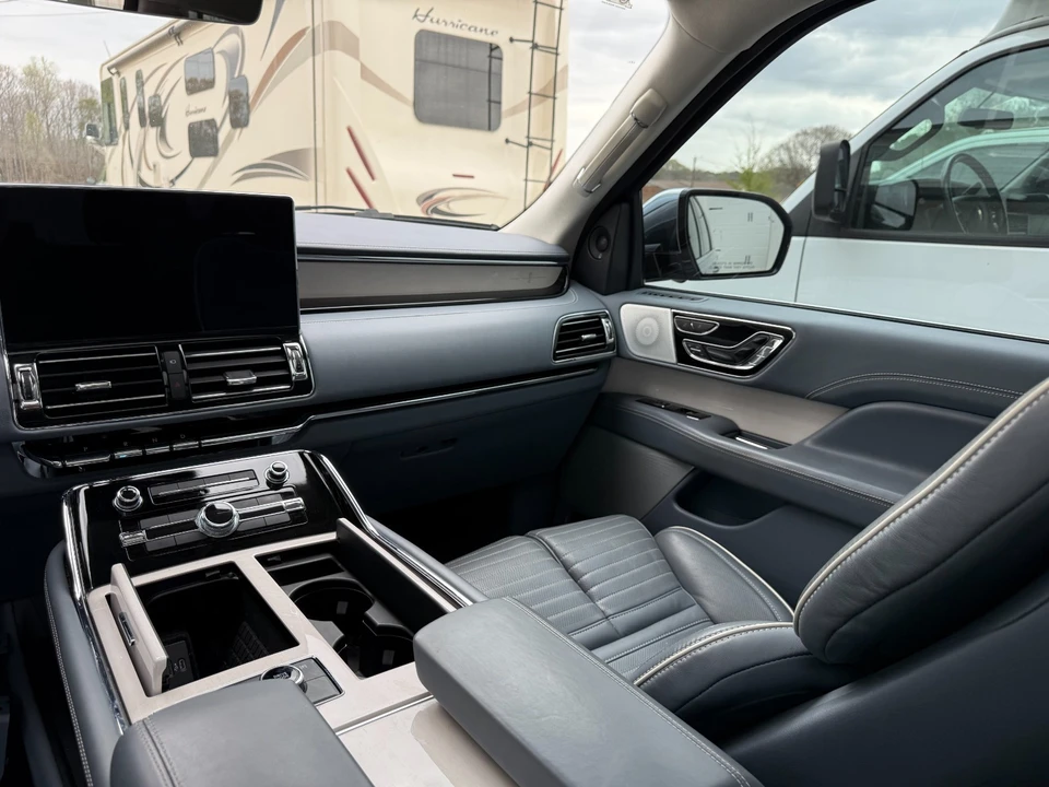 2023 Lincoln Navigator 4th Gen - Image 6 of 9