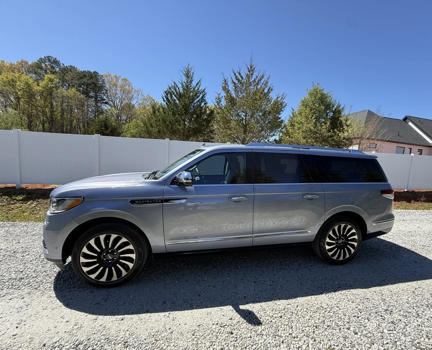 2023 Lincoln Navigator 4th Gen - Image 4 of 9