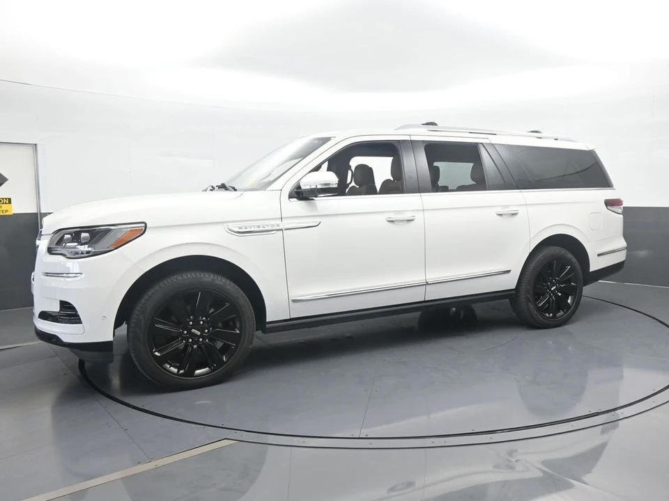 2023 Lincoln Navigator 4th Gen - Image 2 of 12