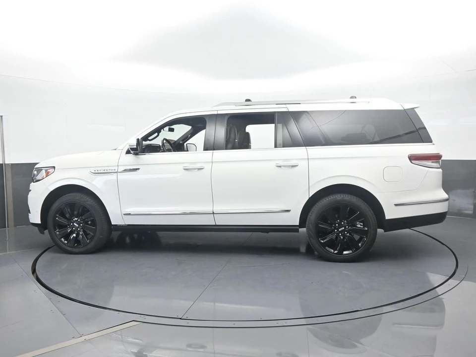 2023 Lincoln Navigator 4th Gen - Image 3 of 12