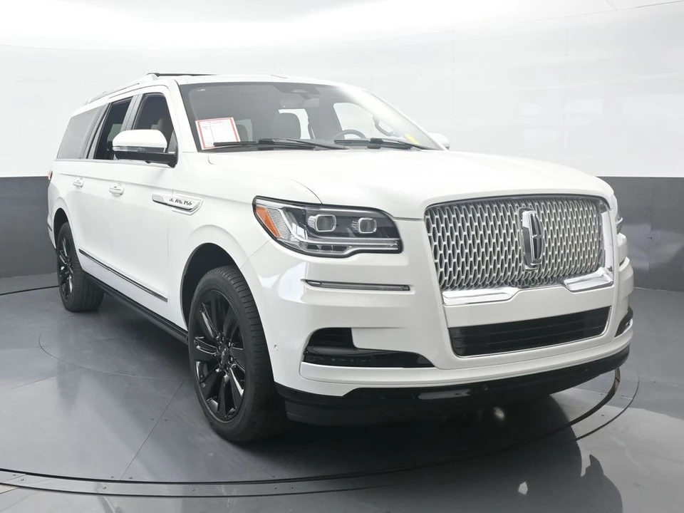 2023 Lincoln Navigator 4th Gen - Image 9 of 12