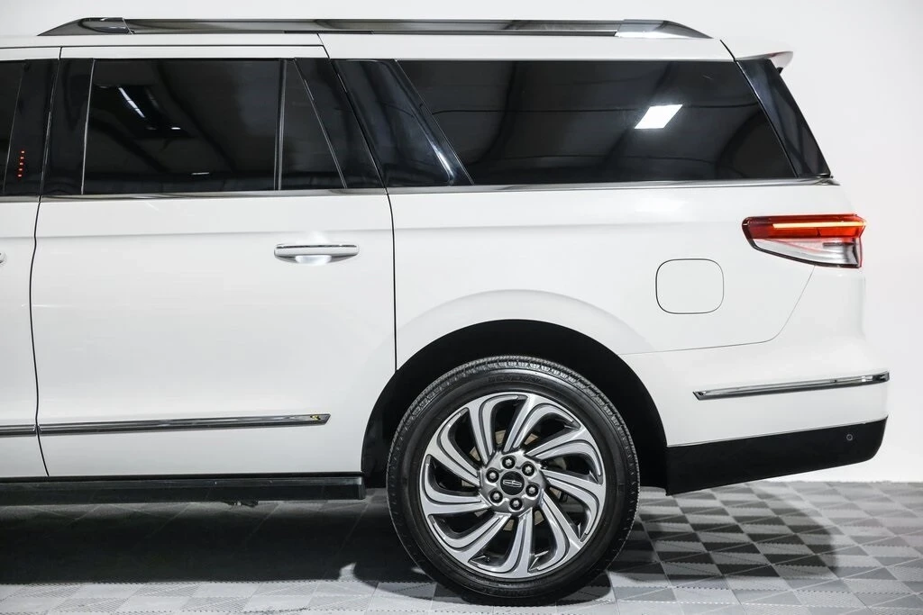 2023 Lincoln Navigator 4th Gen - Image 13 of 21