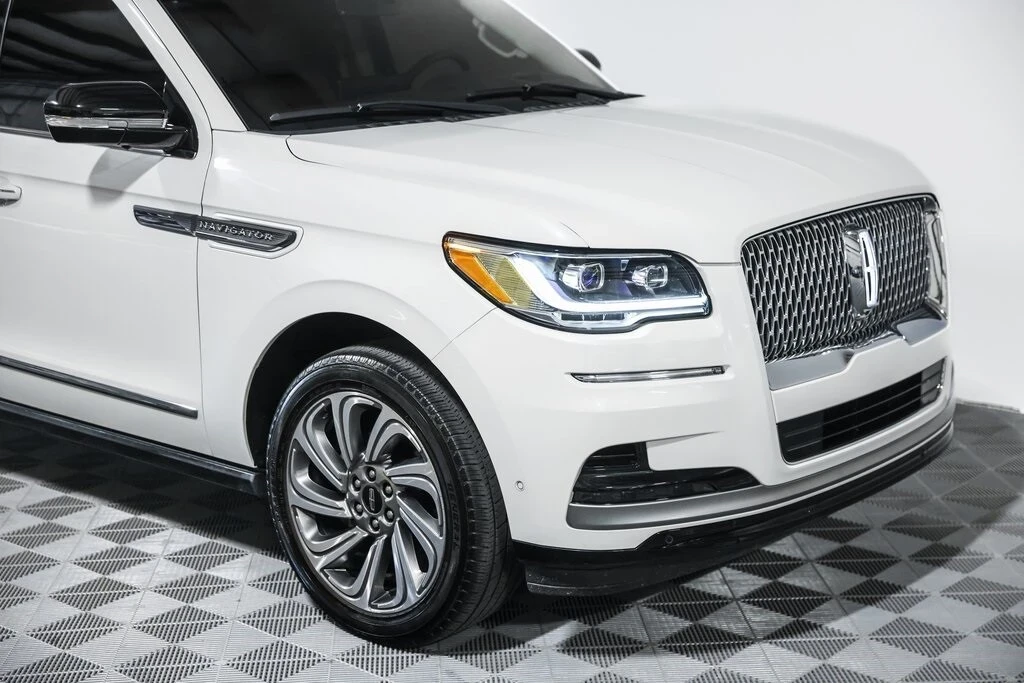 2023 Lincoln Navigator 4th Gen - Image 5 of 21