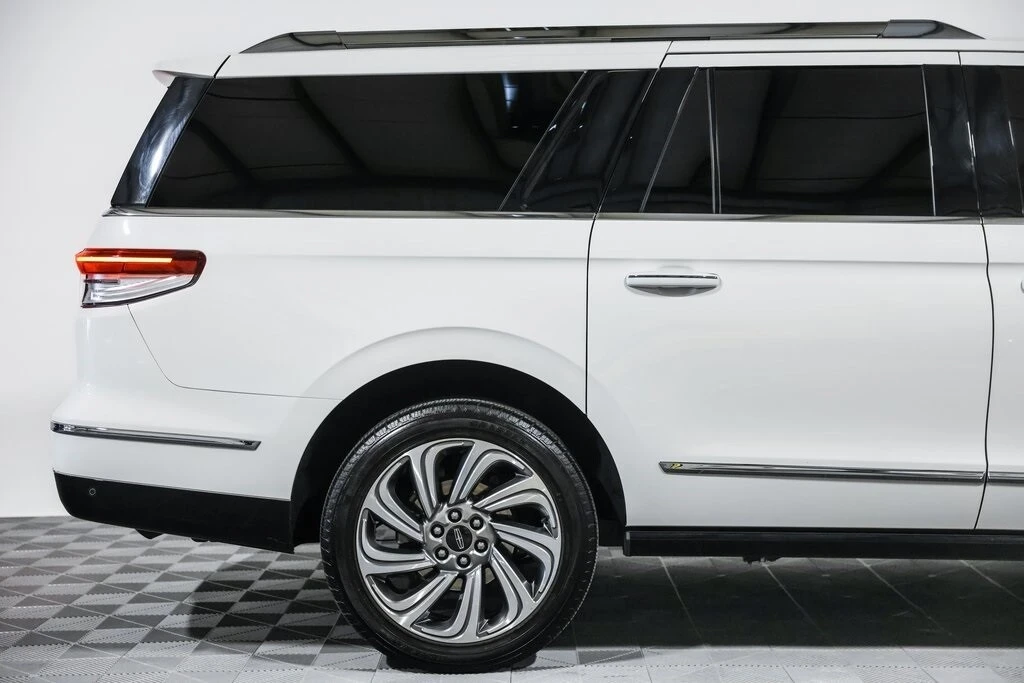 2023 Lincoln Navigator 4th Gen - Image 2 of 21