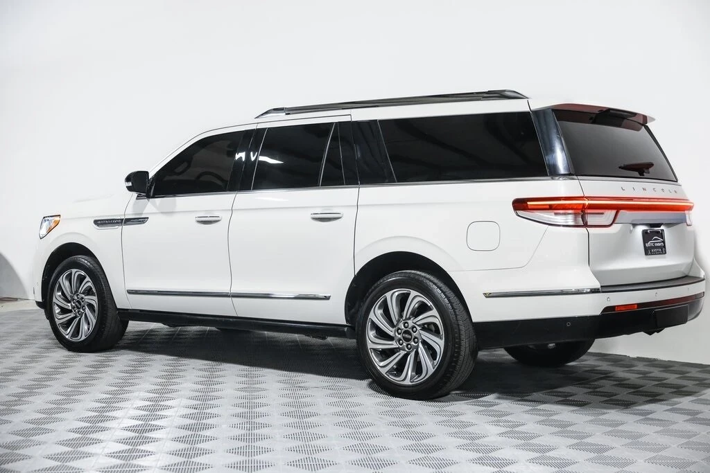 2023 Lincoln Navigator 4th Gen - Image 14 of 21