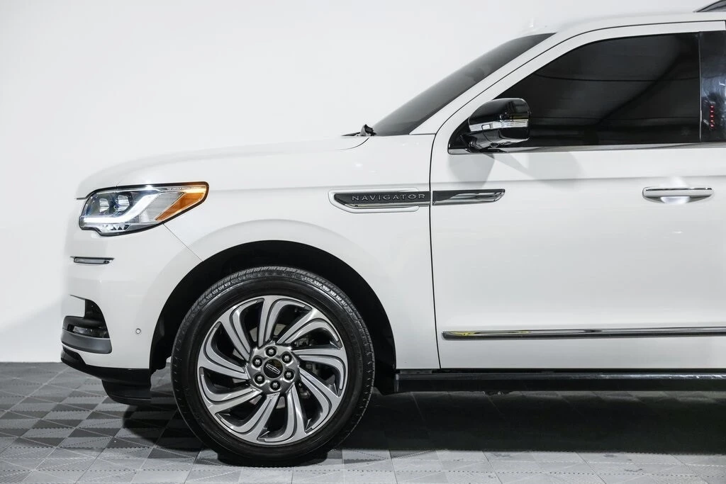 2023 Lincoln Navigator 4th Gen - Image 12 of 21