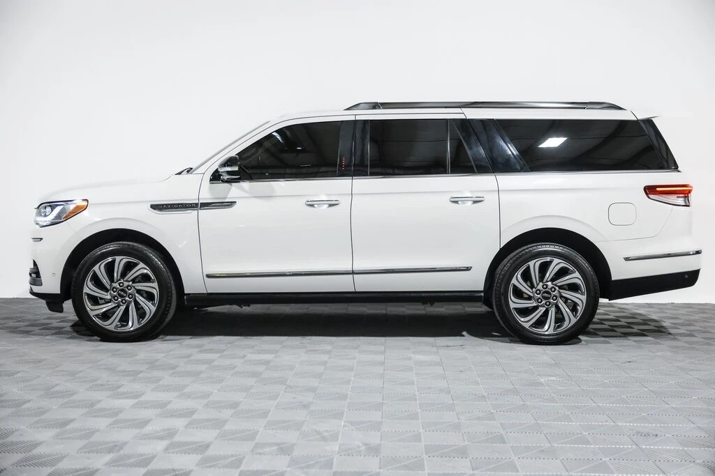 2023 Lincoln Navigator 4th Gen - Image 11 of 21
