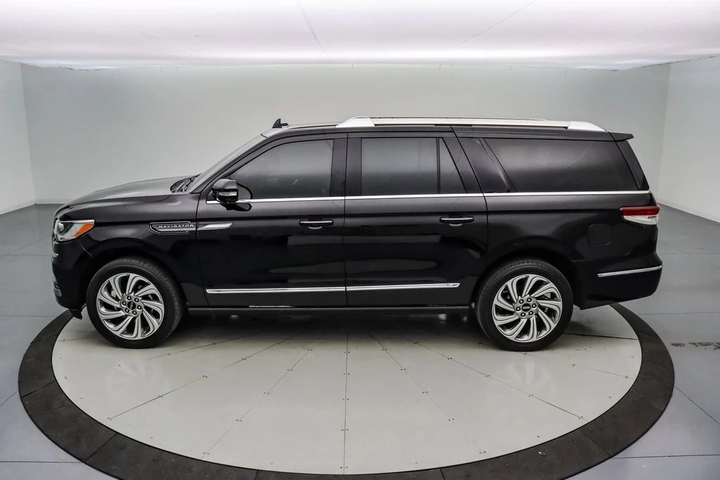 2023 Lincoln Navigator 4th Gen - Image 8 of 21