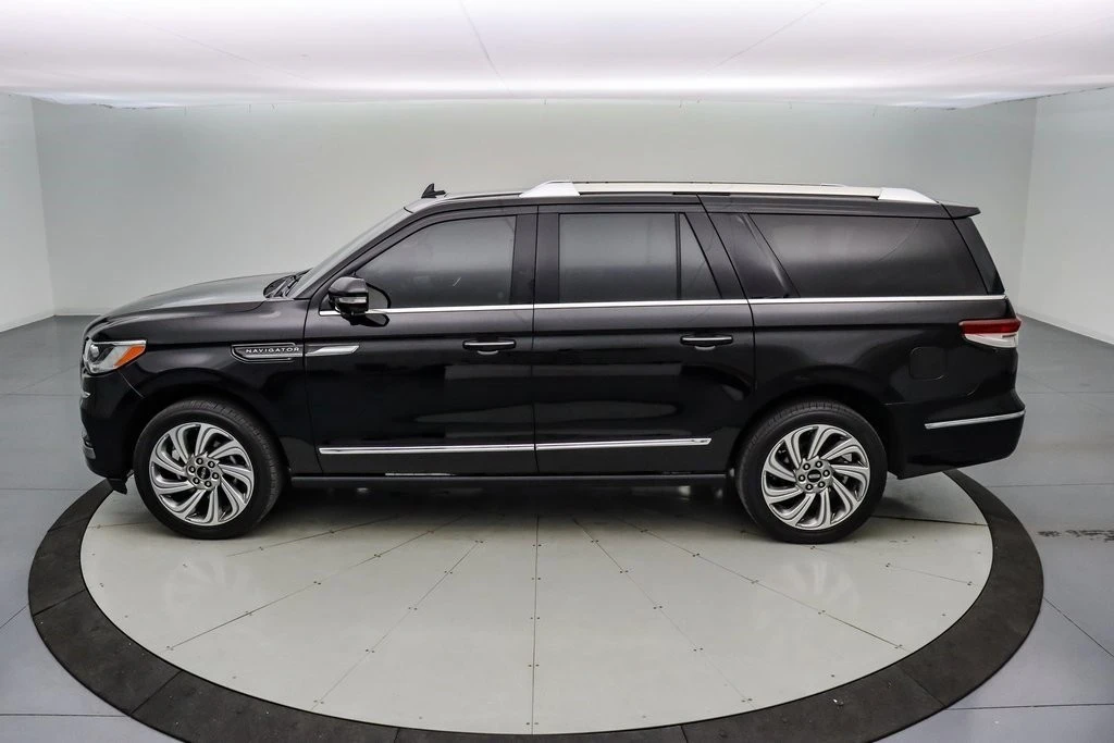2023 Lincoln Navigator 4th Gen - Image 8 of 21
