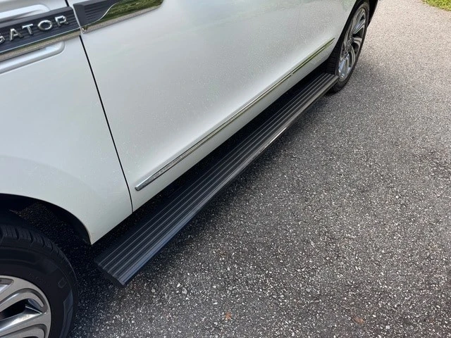 2023 Lincoln Navigator 4th Gen - Image 9 of 12