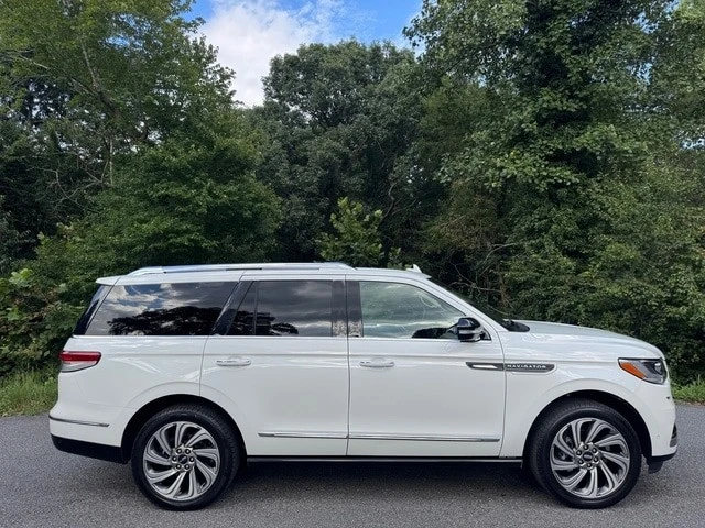 2023 Lincoln Navigator 4th Gen - Image 5 of 12