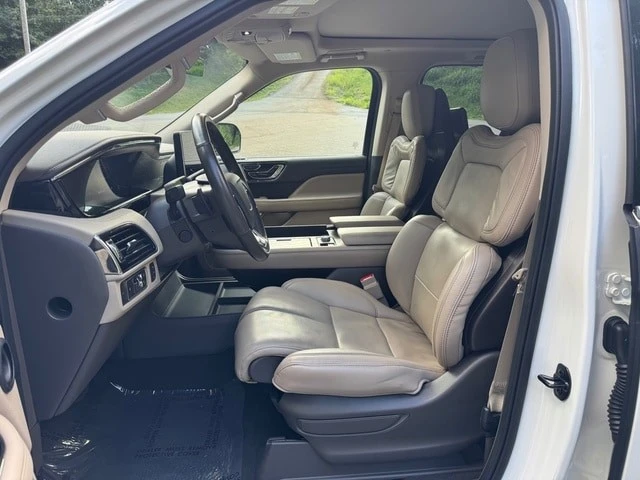 2023 Lincoln Navigator 4th Gen - Image 11 of 12