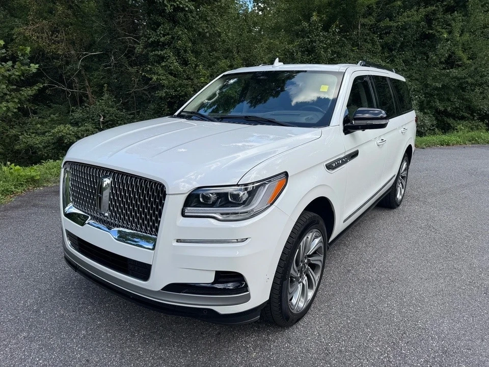 2023 Lincoln Navigator 4th Gen - Image 2 of 21
