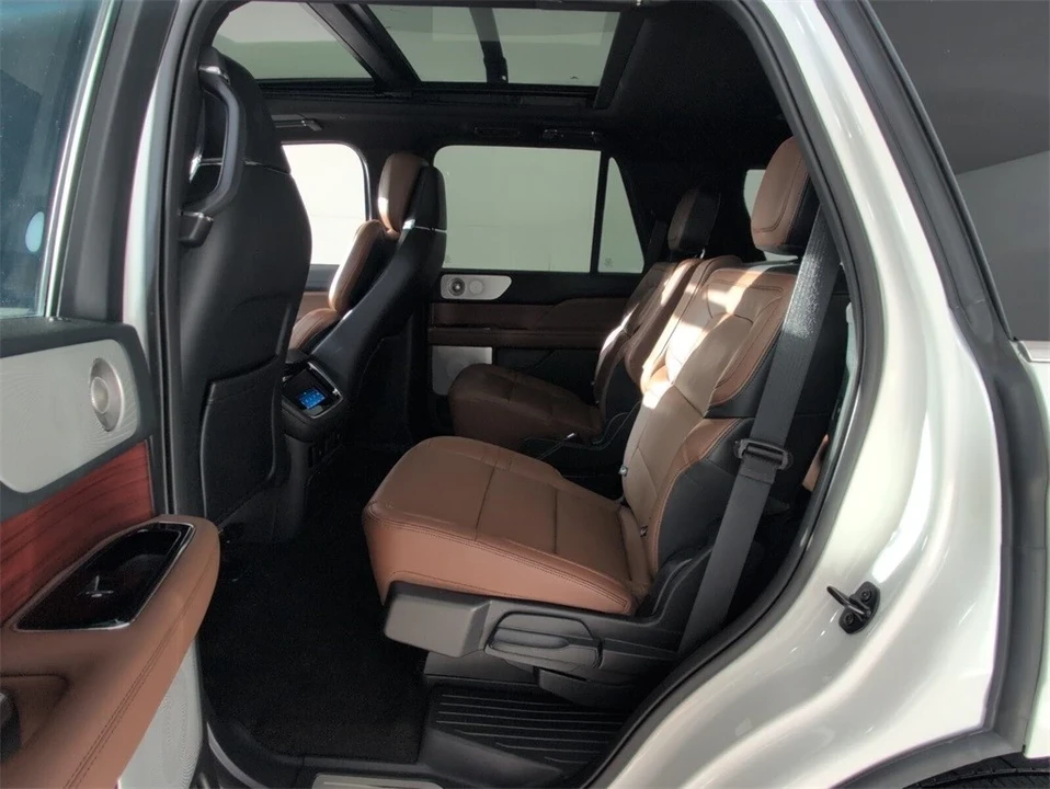 2023 Lincoln Navigator 4th Gen - Image 8 of 12