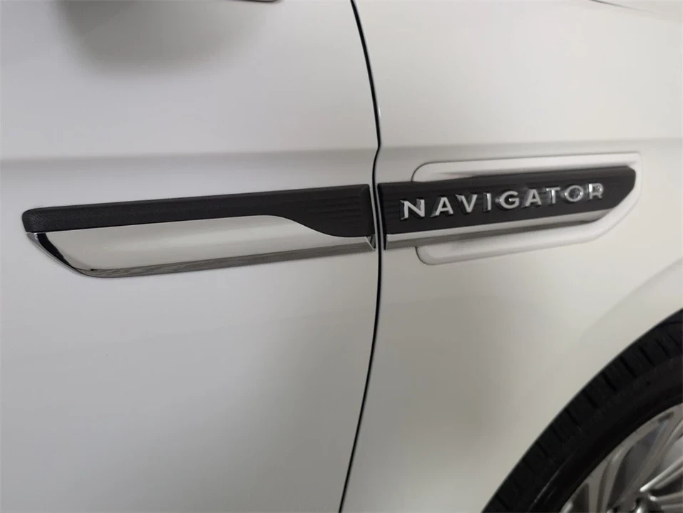 2023 Lincoln Navigator 4th Gen - Image 16 of 21