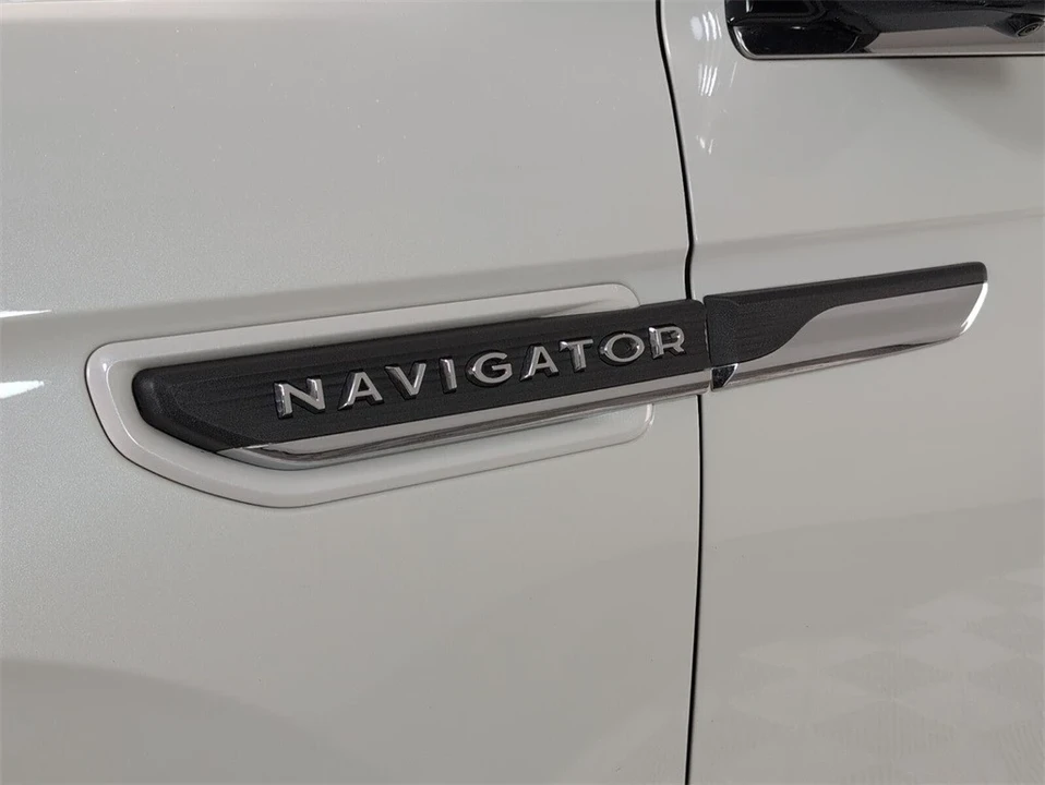 2023 Lincoln Navigator 4th Gen - Image 5 of 12