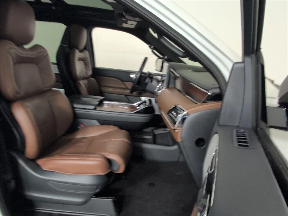 2023 Lincoln Navigator 4th Gen - Image 15 of 21