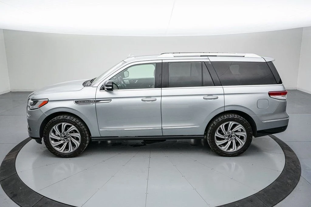 2023 Lincoln Navigator 4th Gen - Image 8 of 21