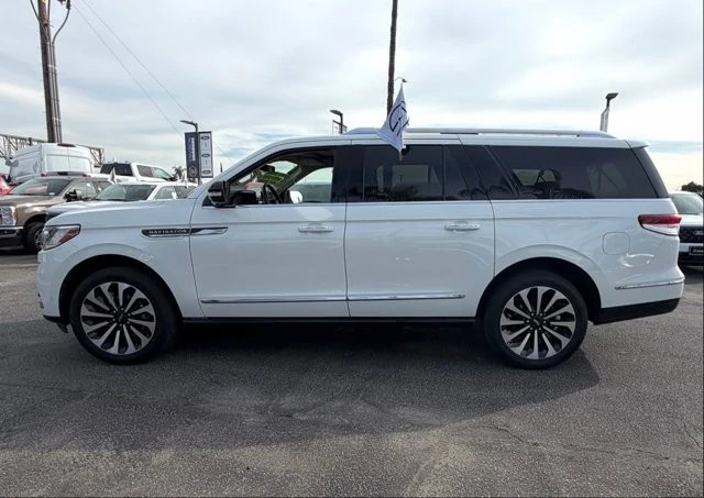 2023 Lincoln Navigator 4th Gen - Image 9 of 12