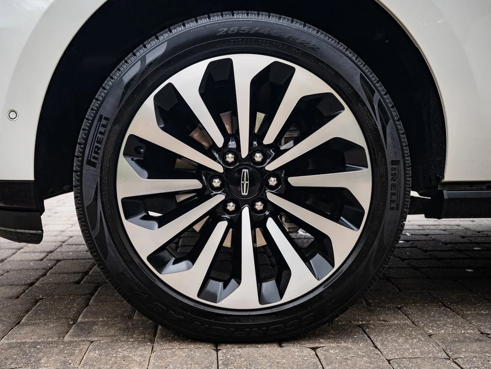 2023 Lincoln Navigator 4th Gen - Image 13 of 21