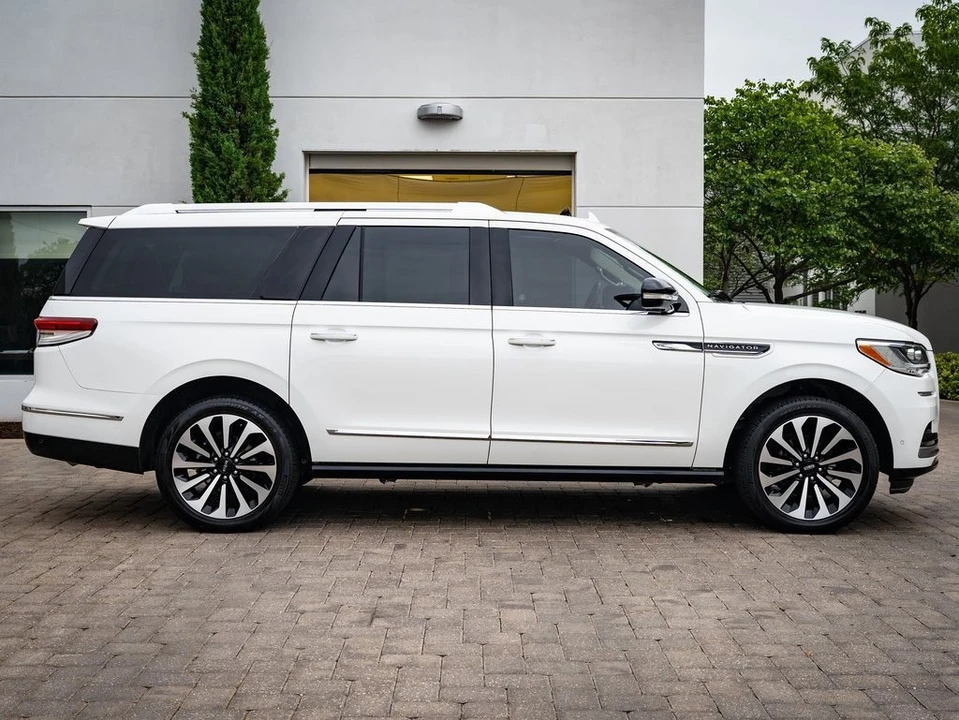 2023 Lincoln Navigator 4th Gen - Image 11 of 21