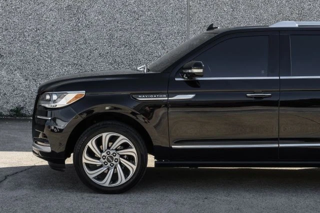 2023 Lincoln Navigator 4th Gen - Image 13 of 31