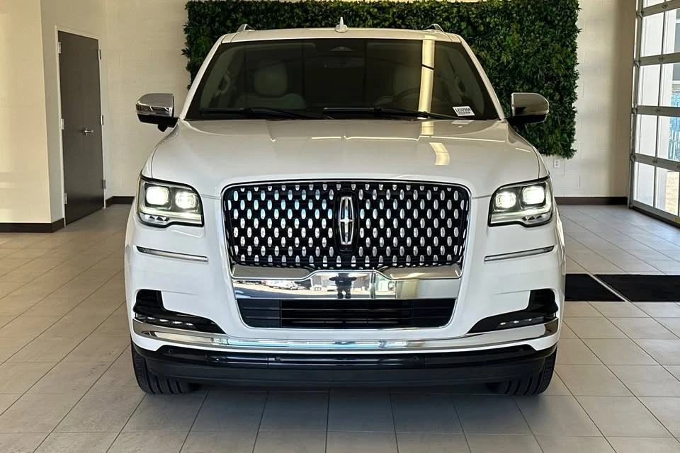 2023 Lincoln Navigator 4th Gen - Image 8 of 16