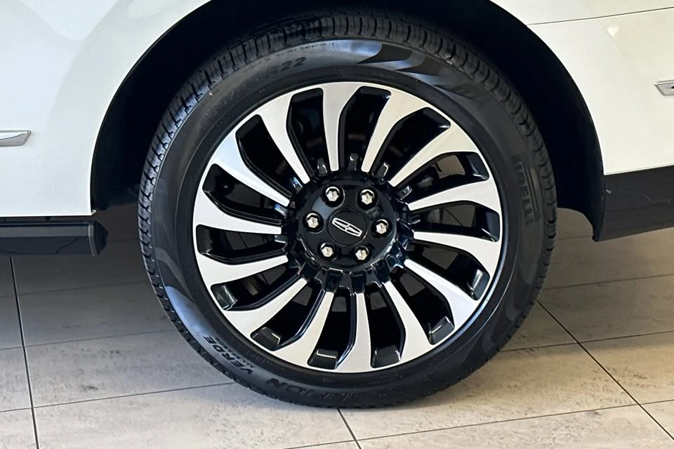 2023 Lincoln Navigator 4th Gen - Image 15 of 16