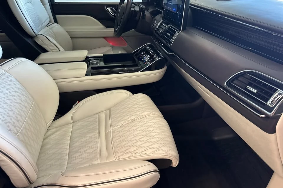 2023 Lincoln Navigator 4th Gen - Image 12 of 16