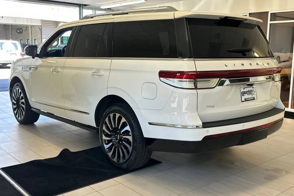 2023 Lincoln Navigator 4th Gen - Image 5 of 16