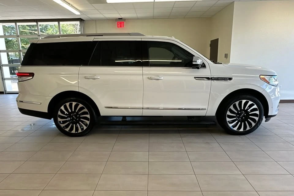 2023 Lincoln Navigator 4th Gen - Image 2 of 16