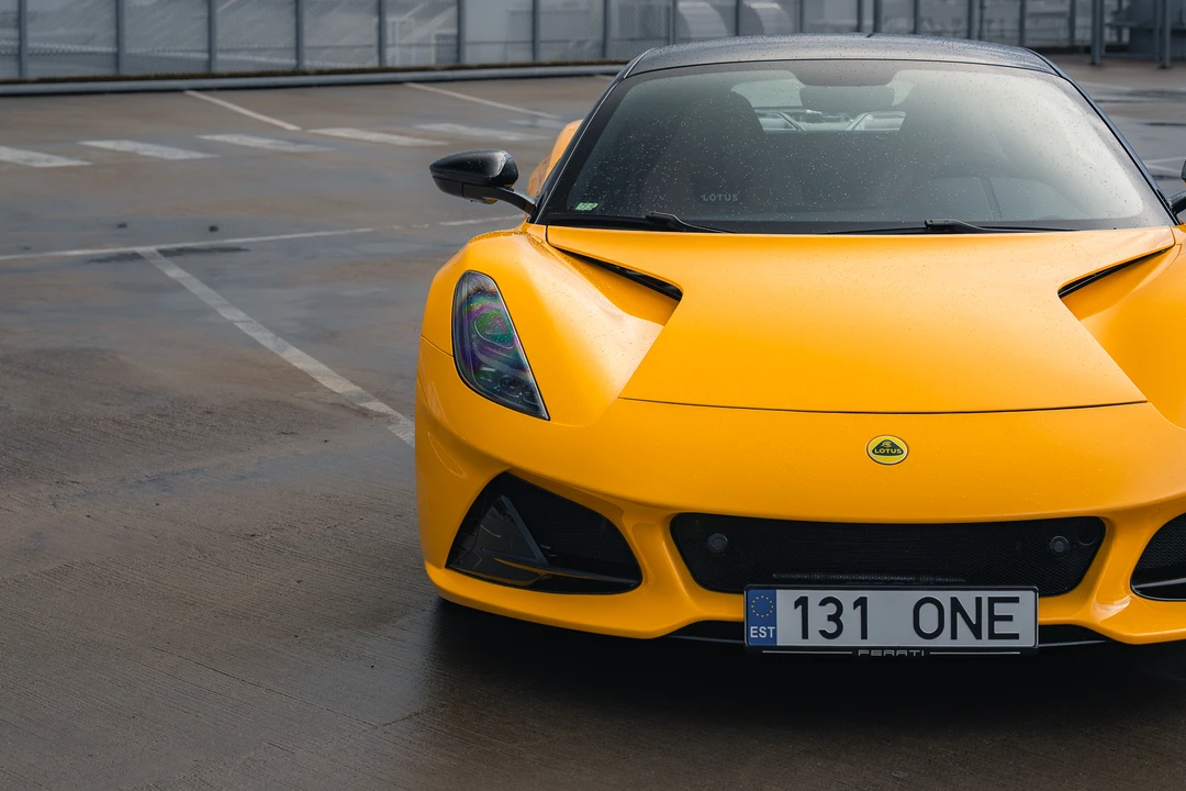 2023 Lotus Emira - Image 16 of 31