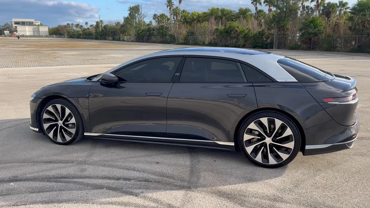 2023 Lucid Air - Image 17 of 31