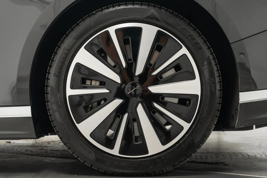 2023 Lucid Air - Image 11 of 12